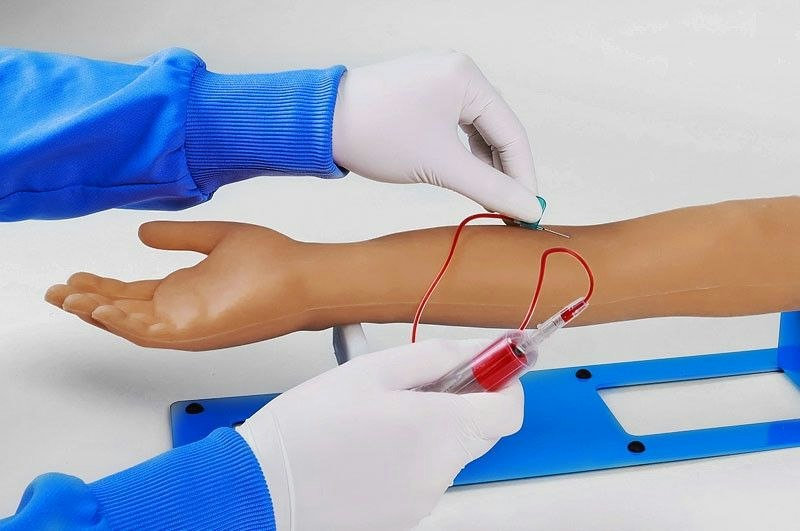 Braccio per Iniezione Venosa e Accesso Arterioso nel Bambino, 5 anni