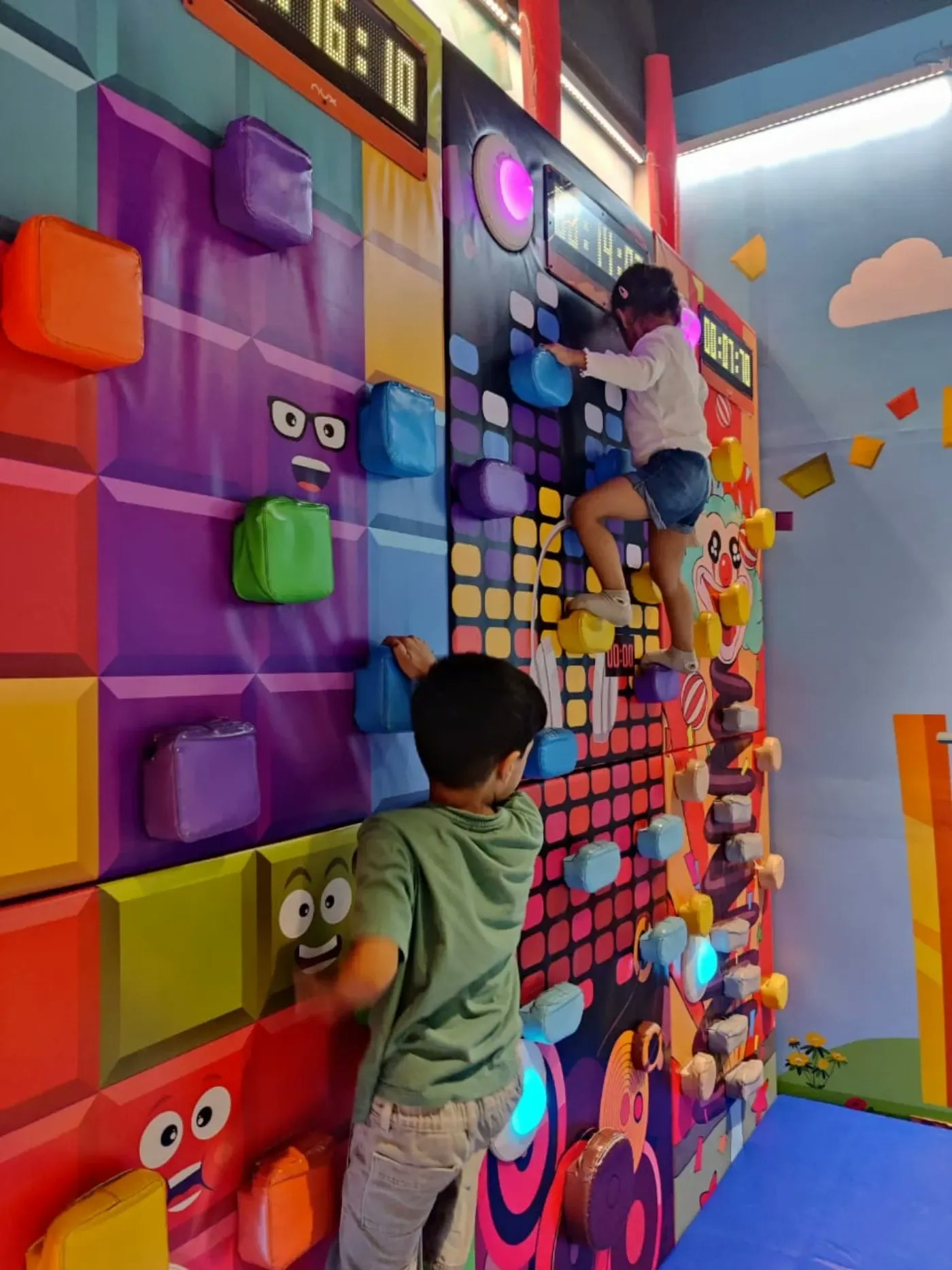 Children climbing and active play at ULTRA_school
