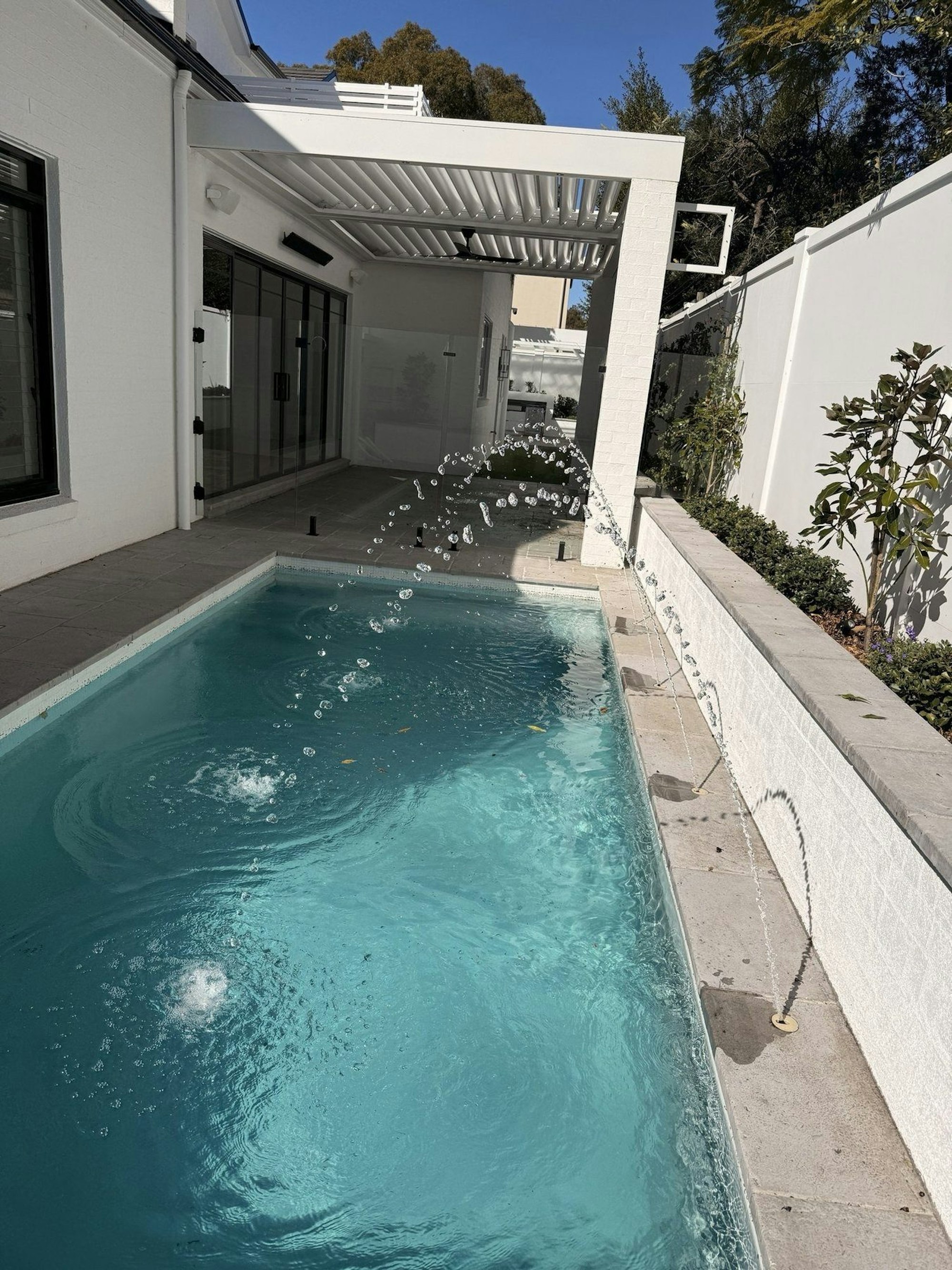 Plunge pool with water jets