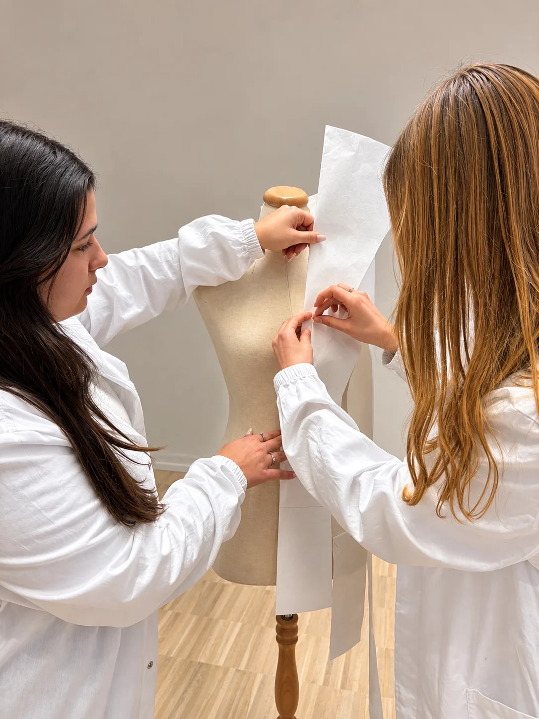 Studentesse costruiscono un modello su manichino