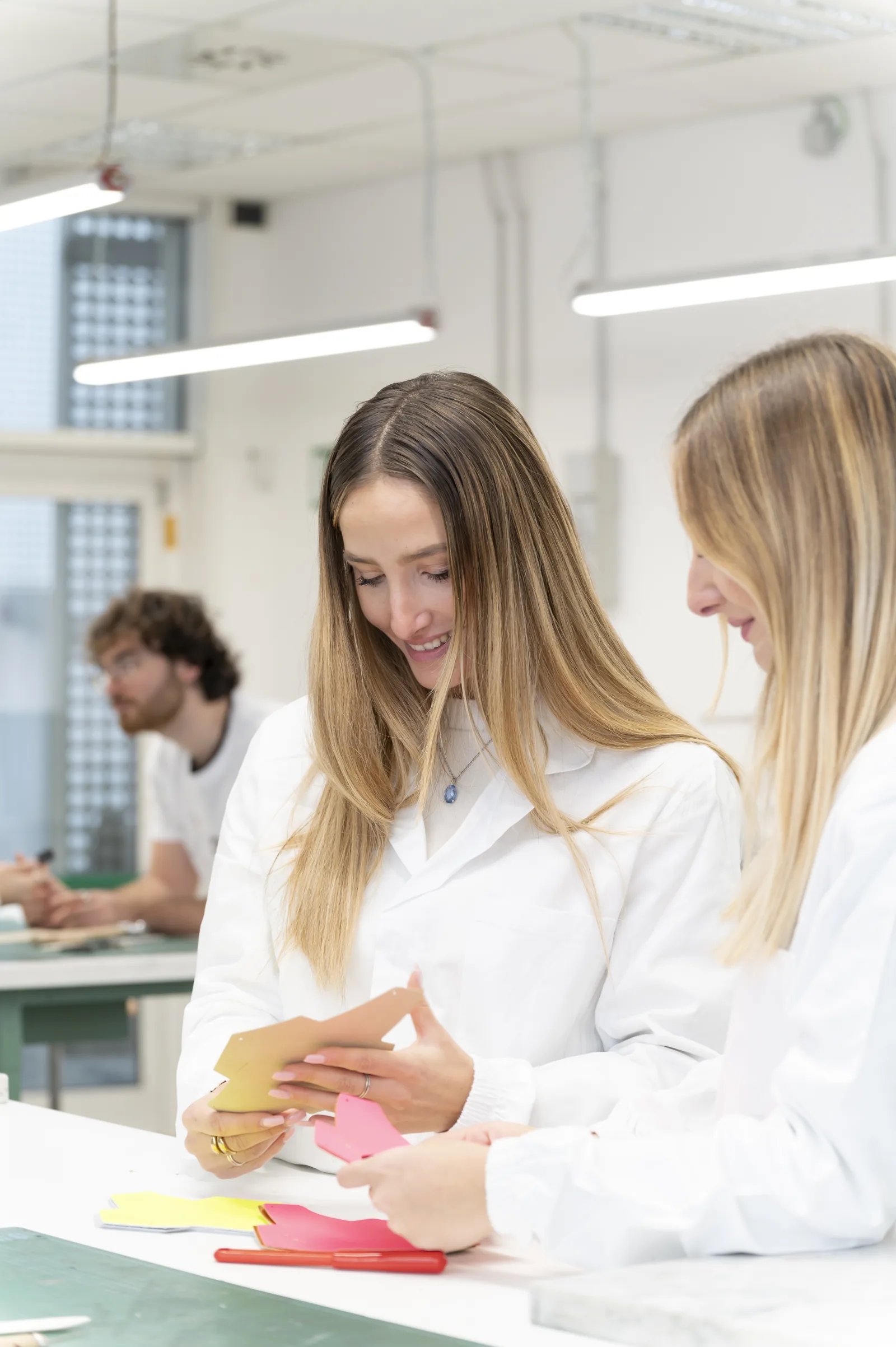 Due studentesse confrontano campioni e materiali