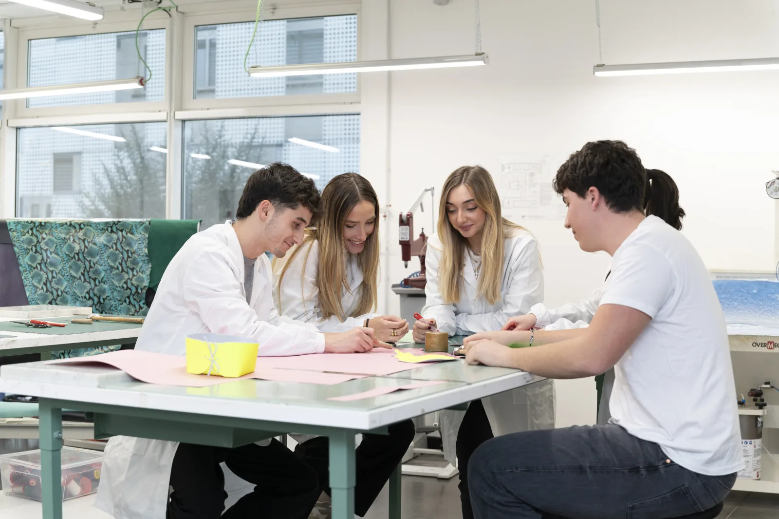 Un gruppo di studenti collabora a un progetto in laboratorio