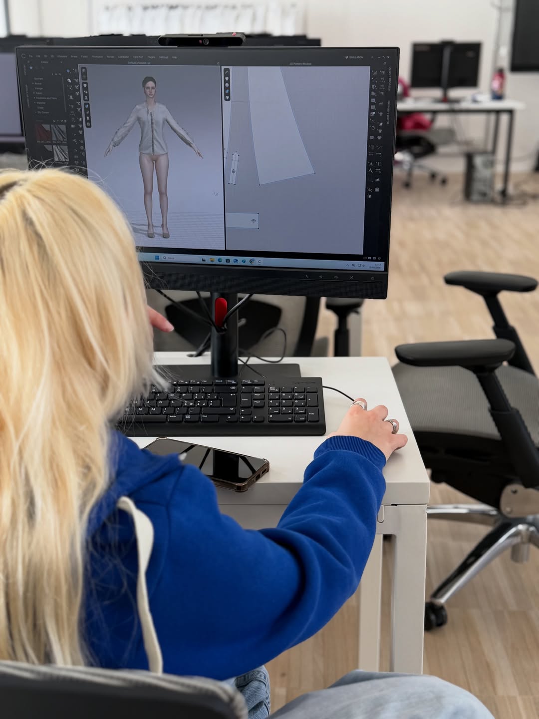 Studentessa al lavoro con software di progettazione