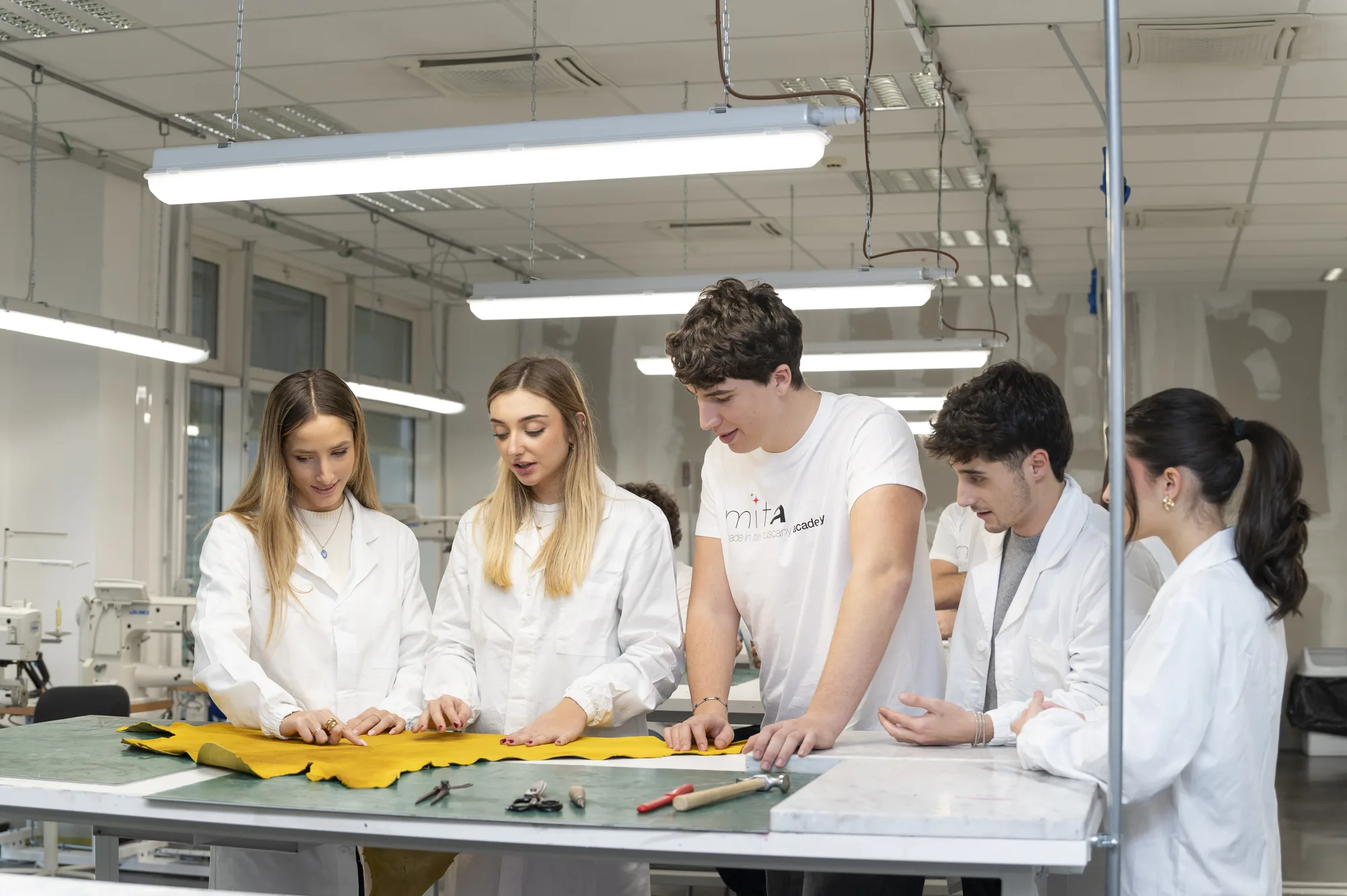 Studenti MITA lavorano insieme intorno a un banco di laboratorio