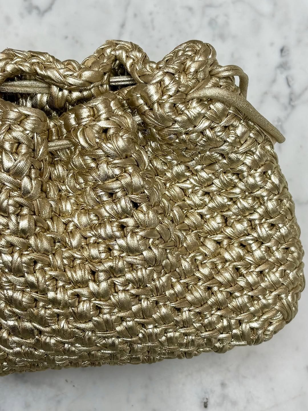 Dettaglio di un accessorio metallico intrecciato