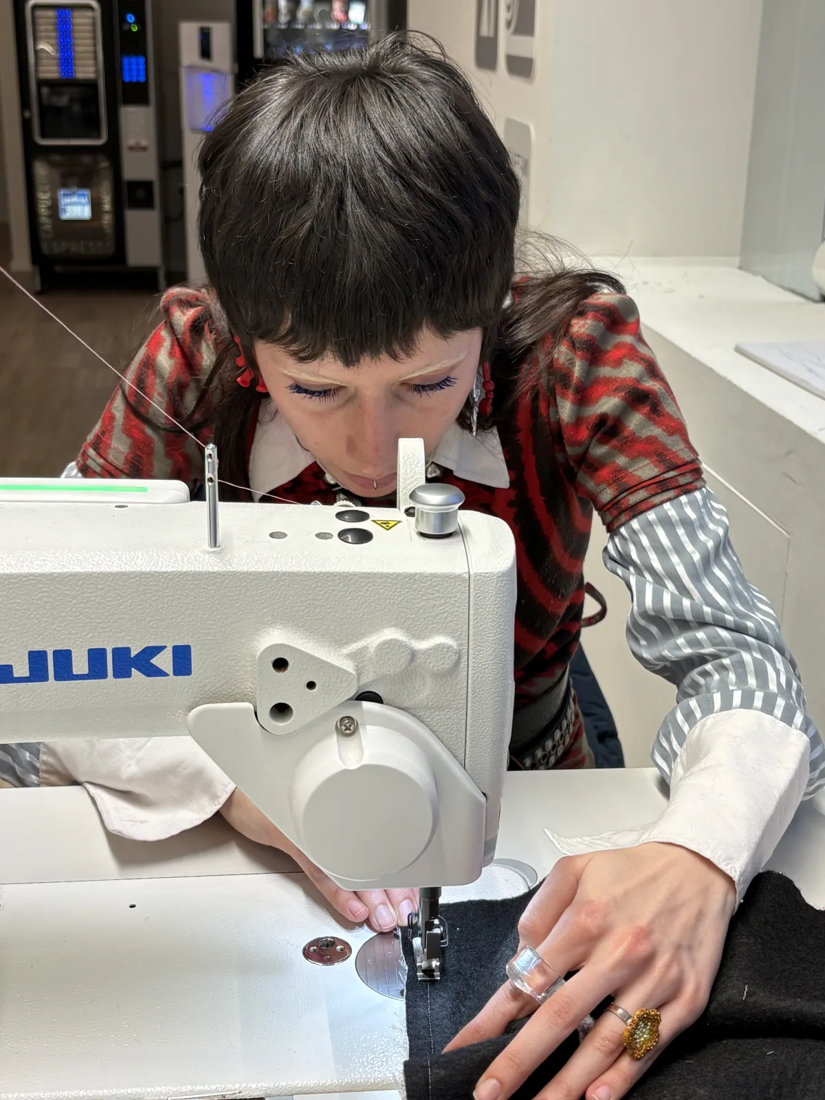 Studente MITA al lavoro su una macchina da cucire professionale