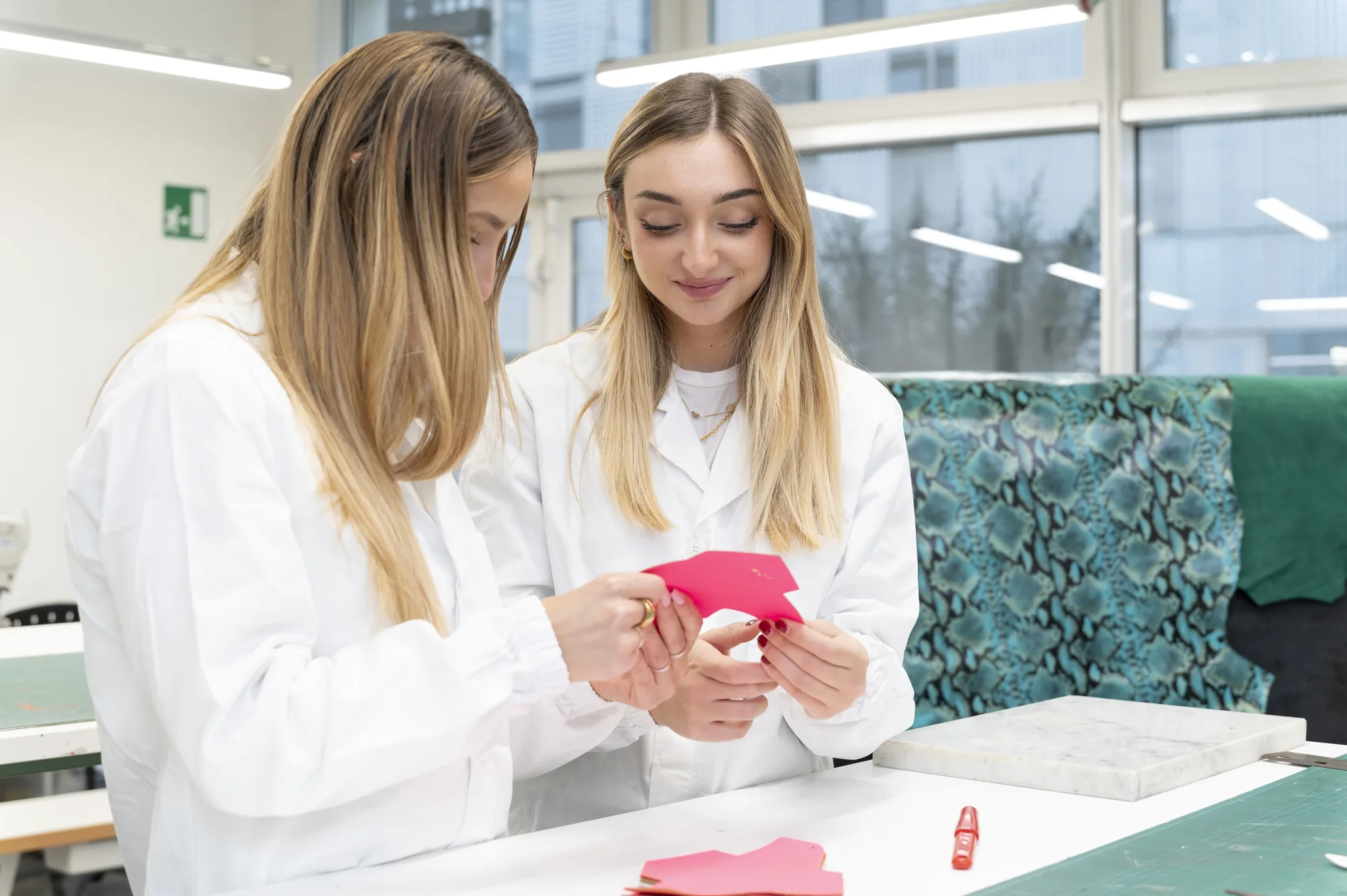 Due studentesse MITA esaminano un componente durante un’attività di laboratorio