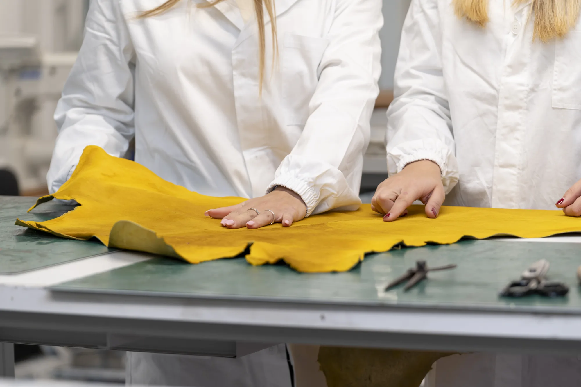 Mani al lavoro su un materiale durante lo sviluppo di un accessorio