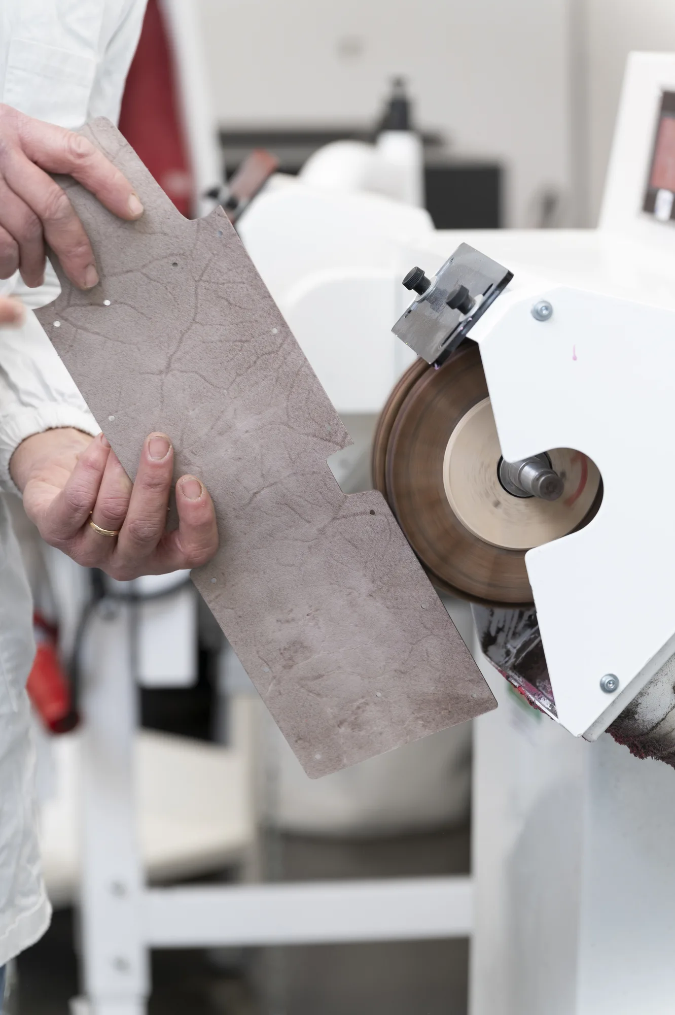 Dettaglio di un macchinario professionale durante una lavorazione in laboratorio