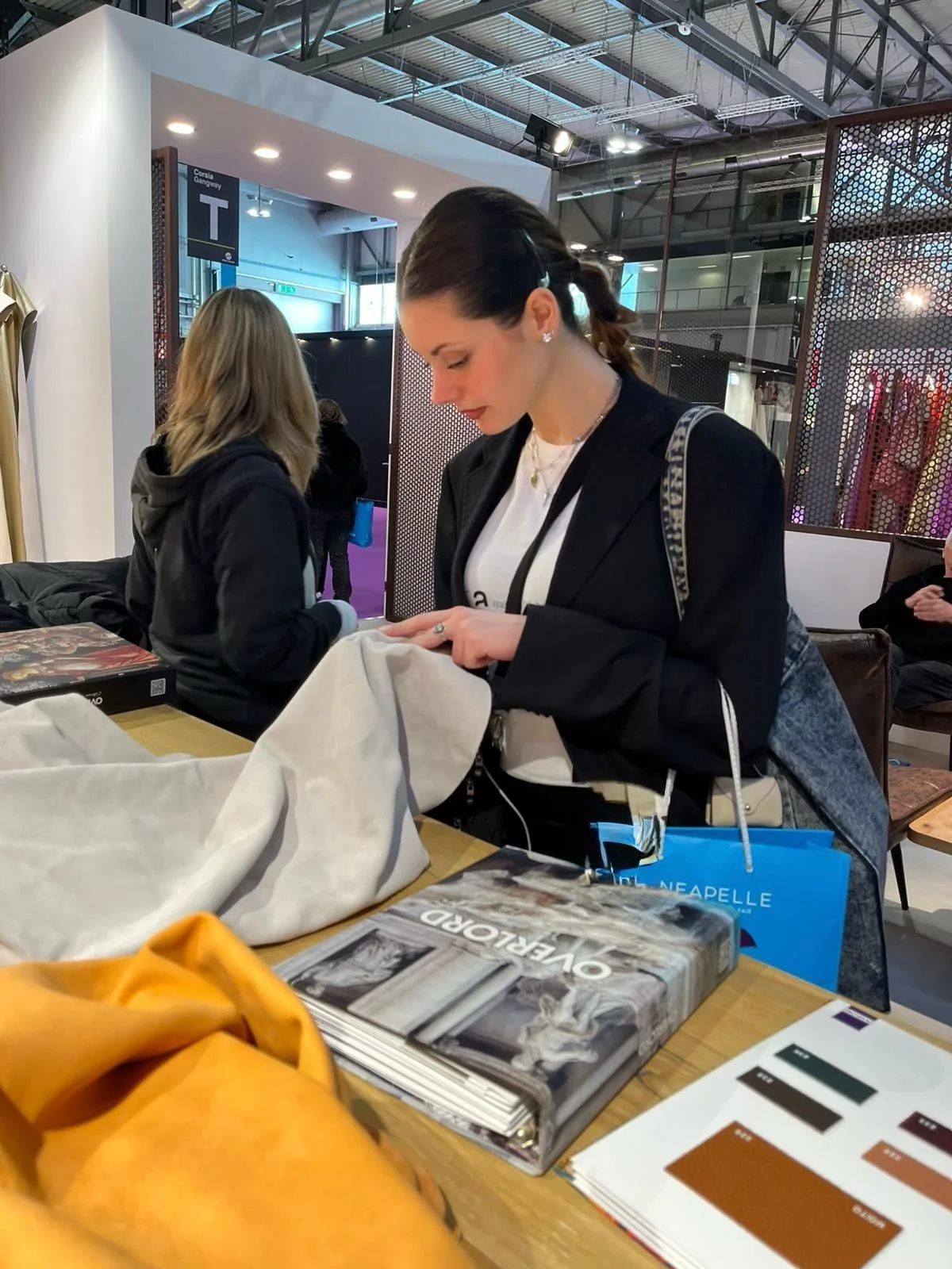 Analisi di tessuti e materiali durante una visita a una fiera di settore