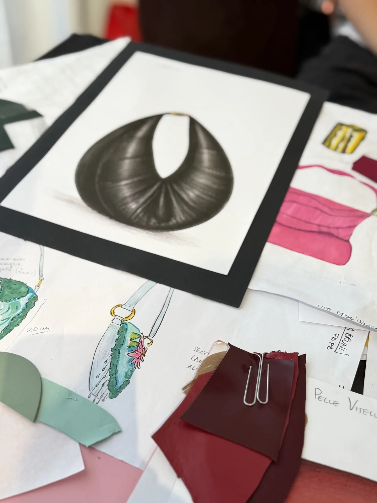 Ricerca di materiali, colori e forme per lo sviluppo di accessori in pelle
