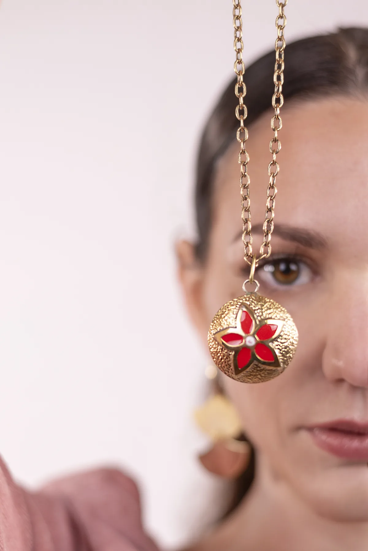 Pendente con motivo floreale della collezione di gioielli