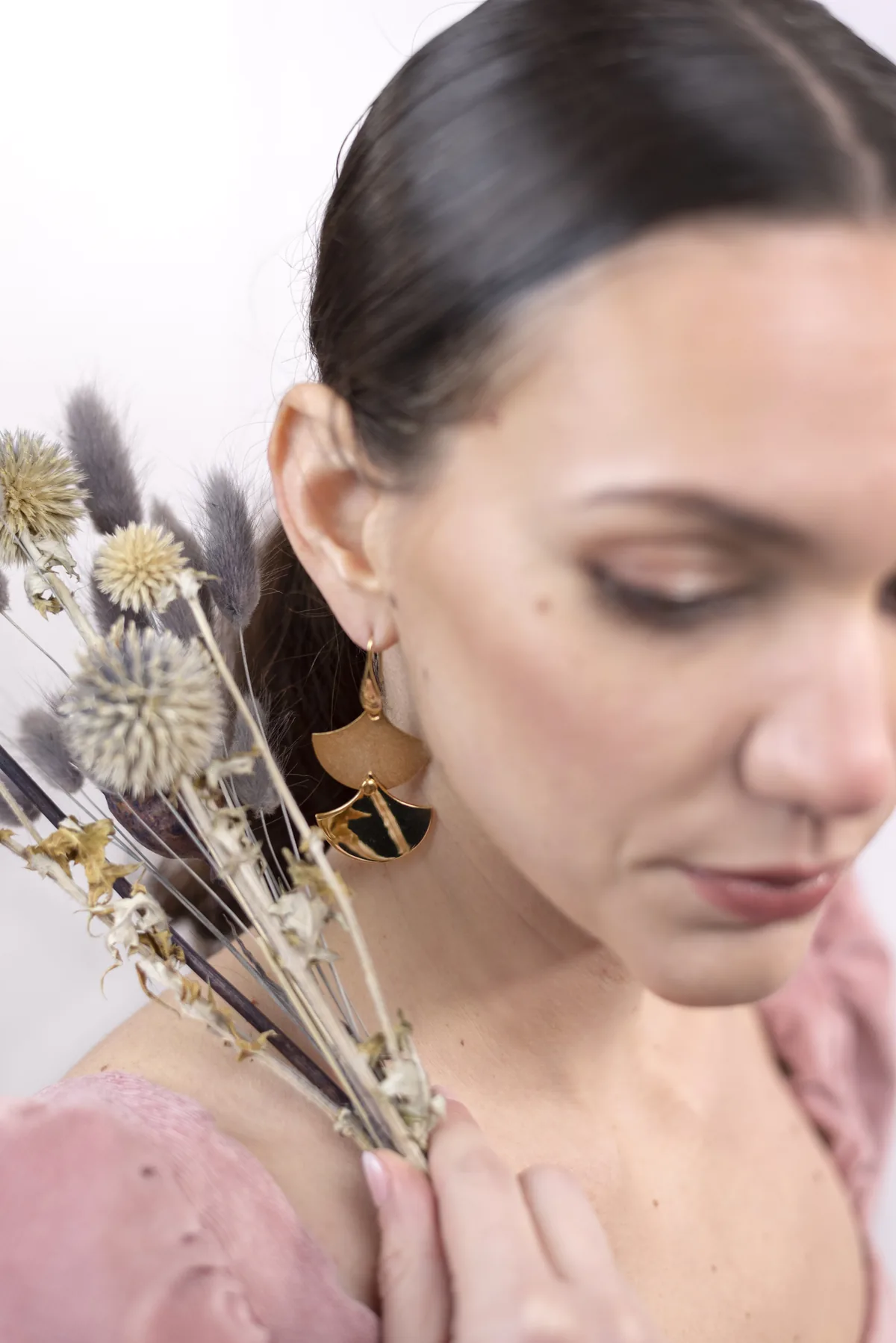 Orecchini indossati da una modella durante la presentazione di una collezione