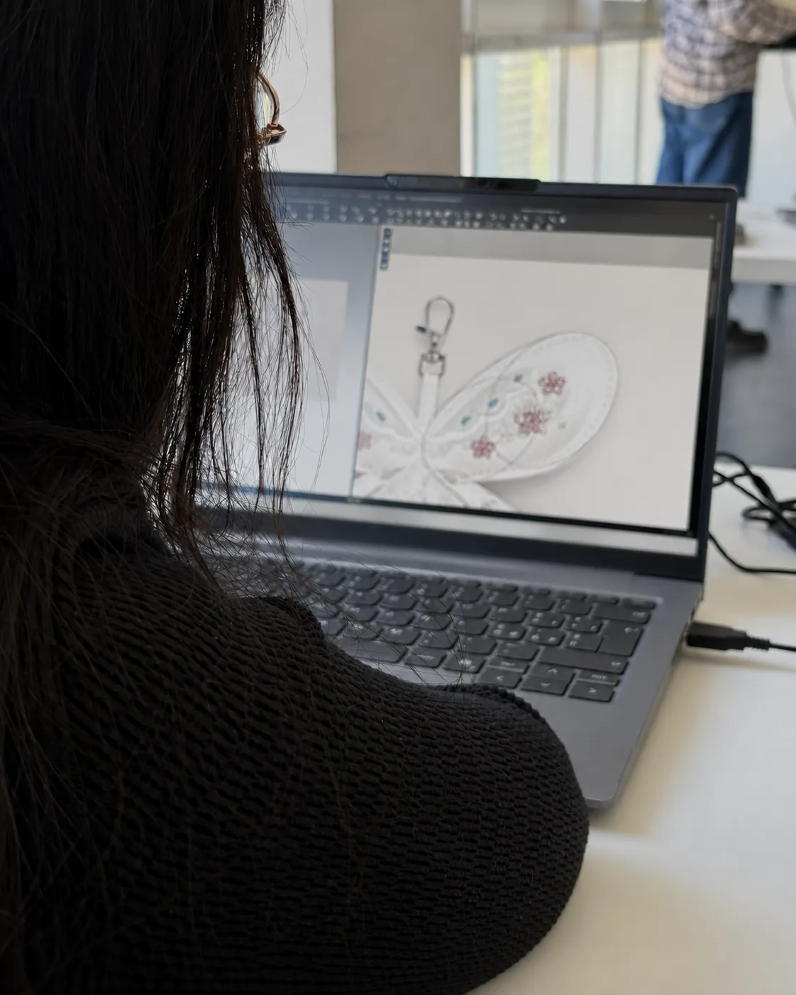Progettazione digitale CAD di un gioiello su computer