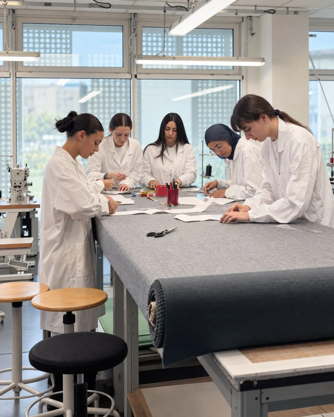 Studenti MITA durante un’attività di progettazione e lavorazione in laboratorio