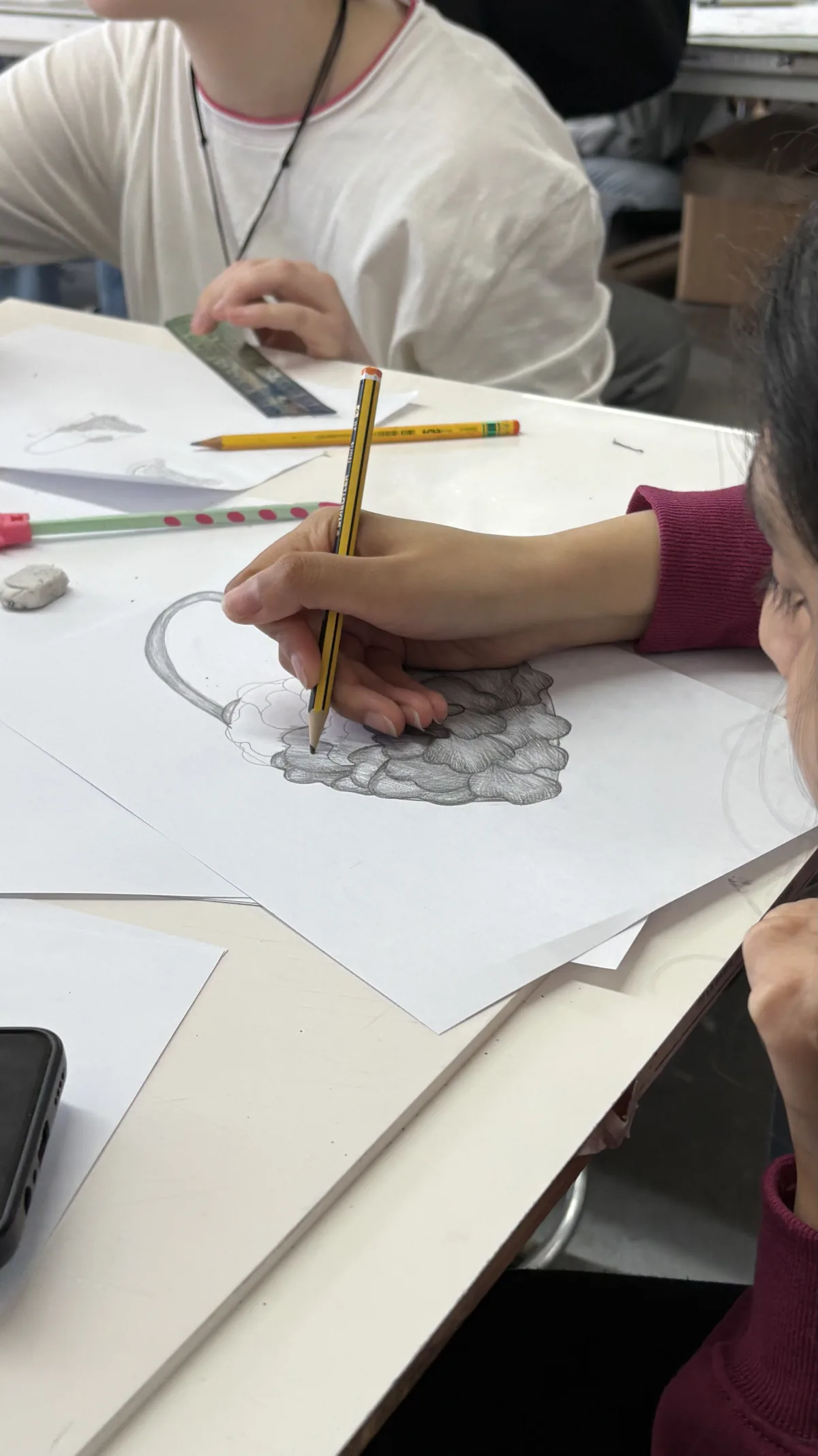 Studenti MITA durante il disegno a mano libera di un progetto moda