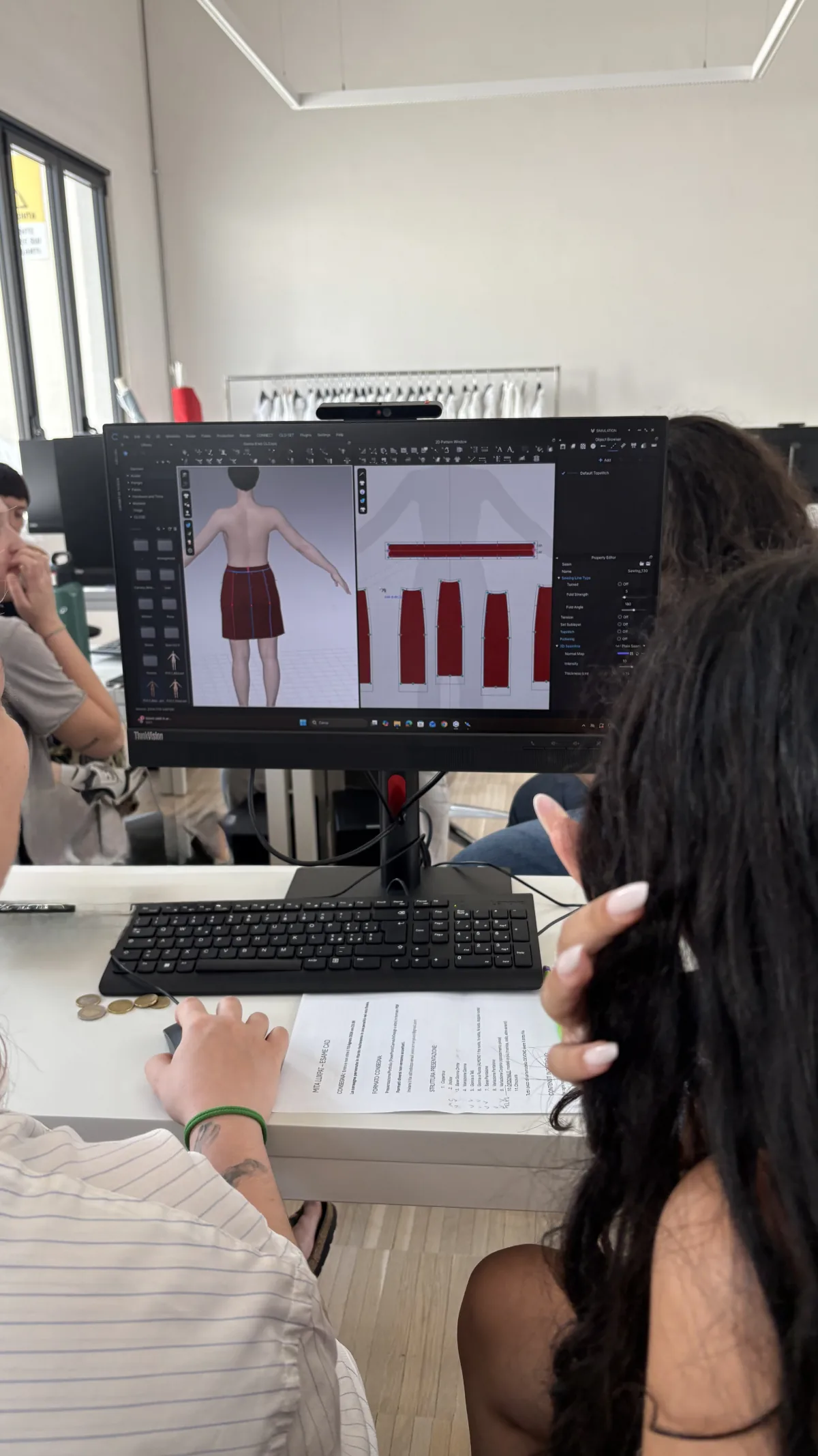 Schermo con simulazione 3D e cartamodelli digitali per la progettazione moda