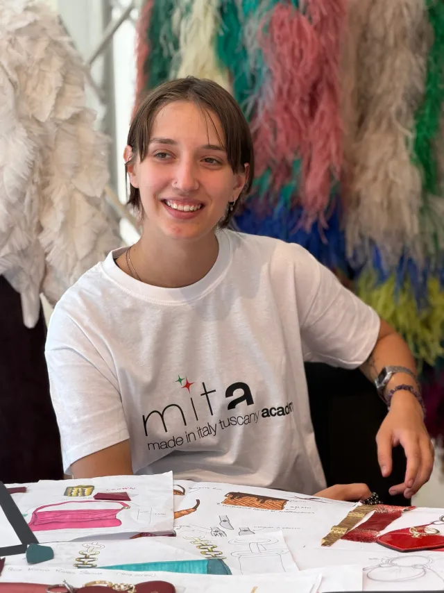 Studentessa MITA durante una presentazione in Academy