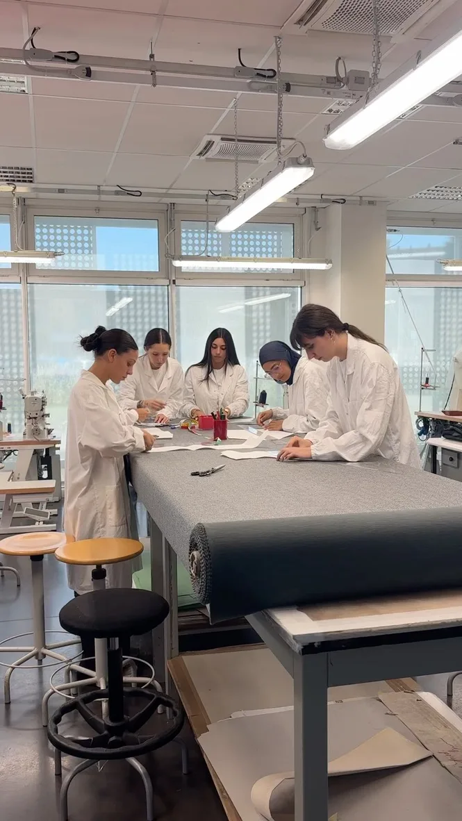 Studenti riuniti intorno al banco di laboratorio