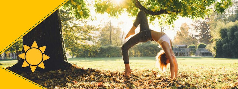 Kvinna som gör yoga utomhus