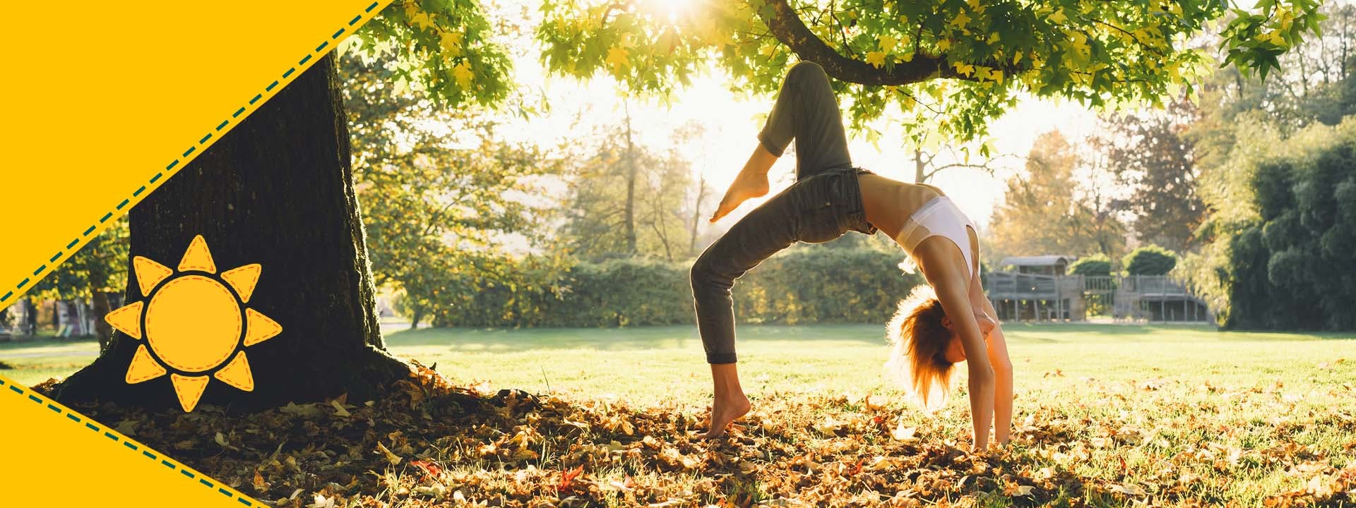 Kvinne gjør yoga utendørs