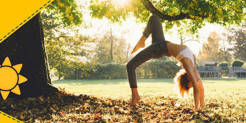 Frau macht Yoga im Freien