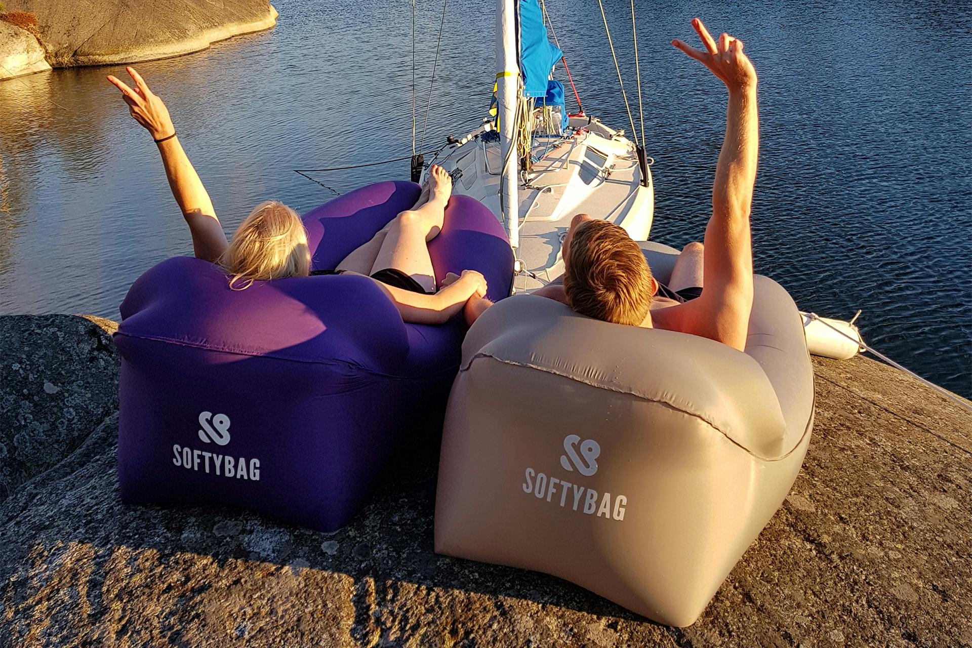 Man och kvinna avslappnade i Soft-Bag-Loungesoffa ute i skärgården