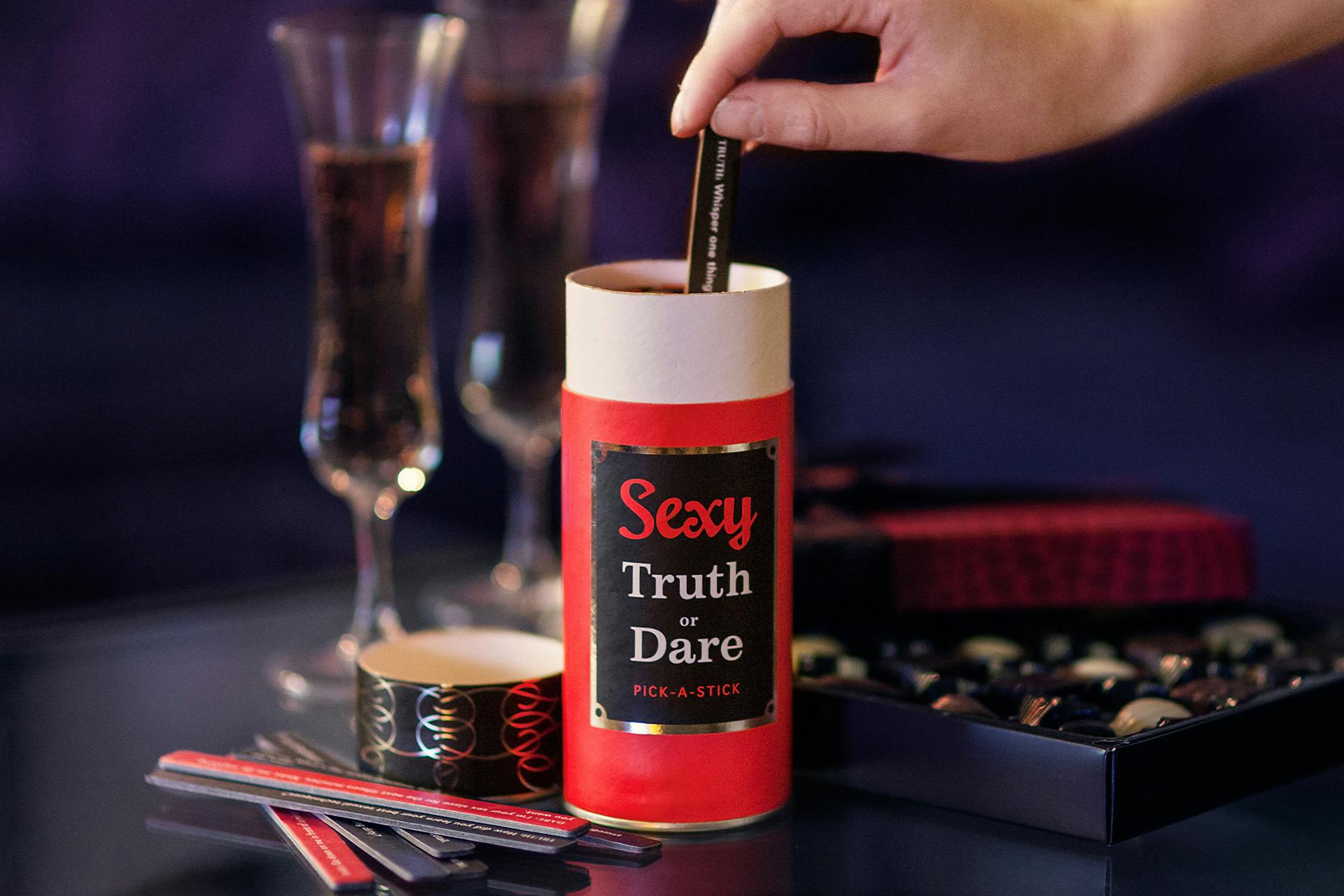 Par som spelar Sexy Truth or Dare Sexspel