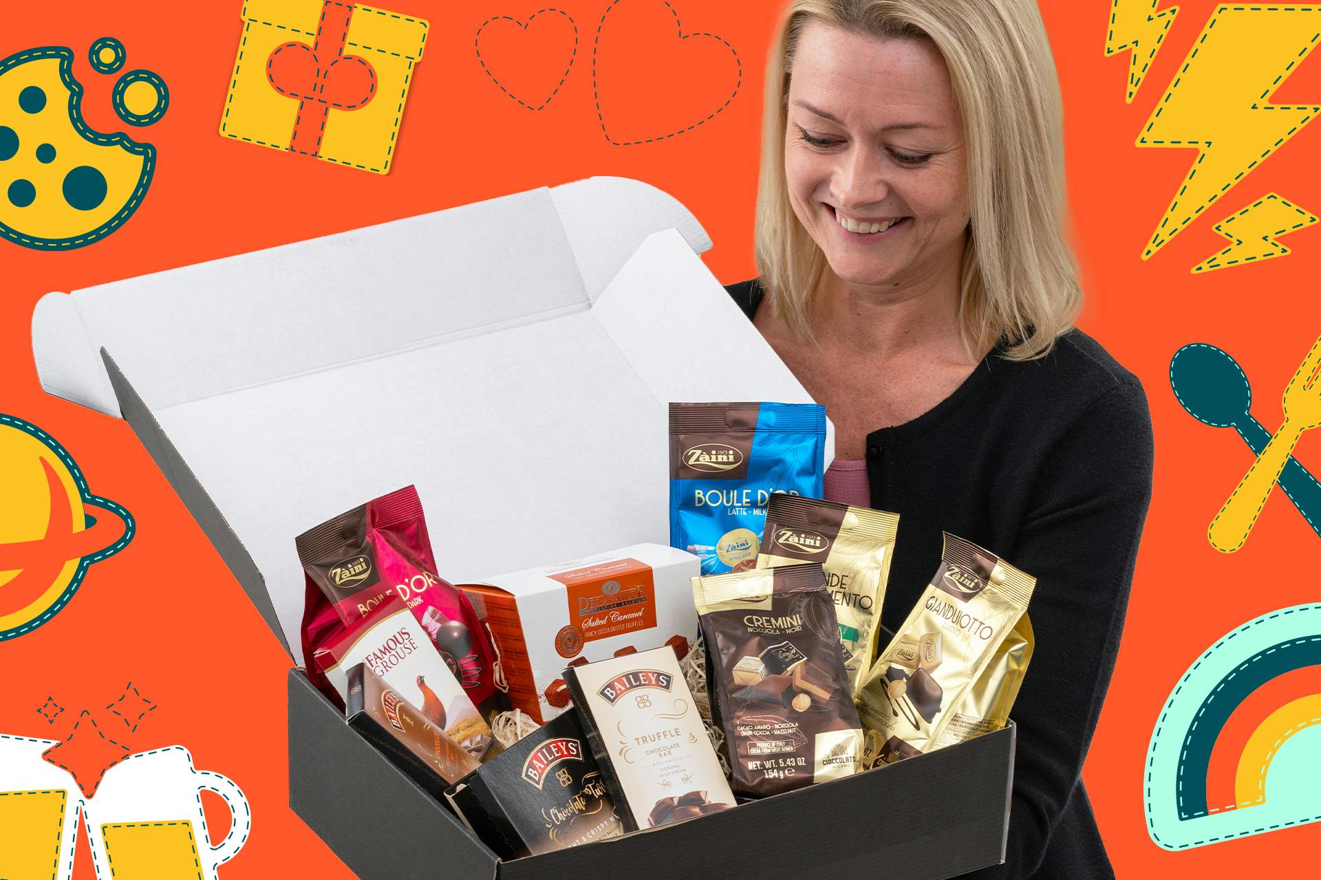 Glad kvinne åpner gaveeske full av sjokolade