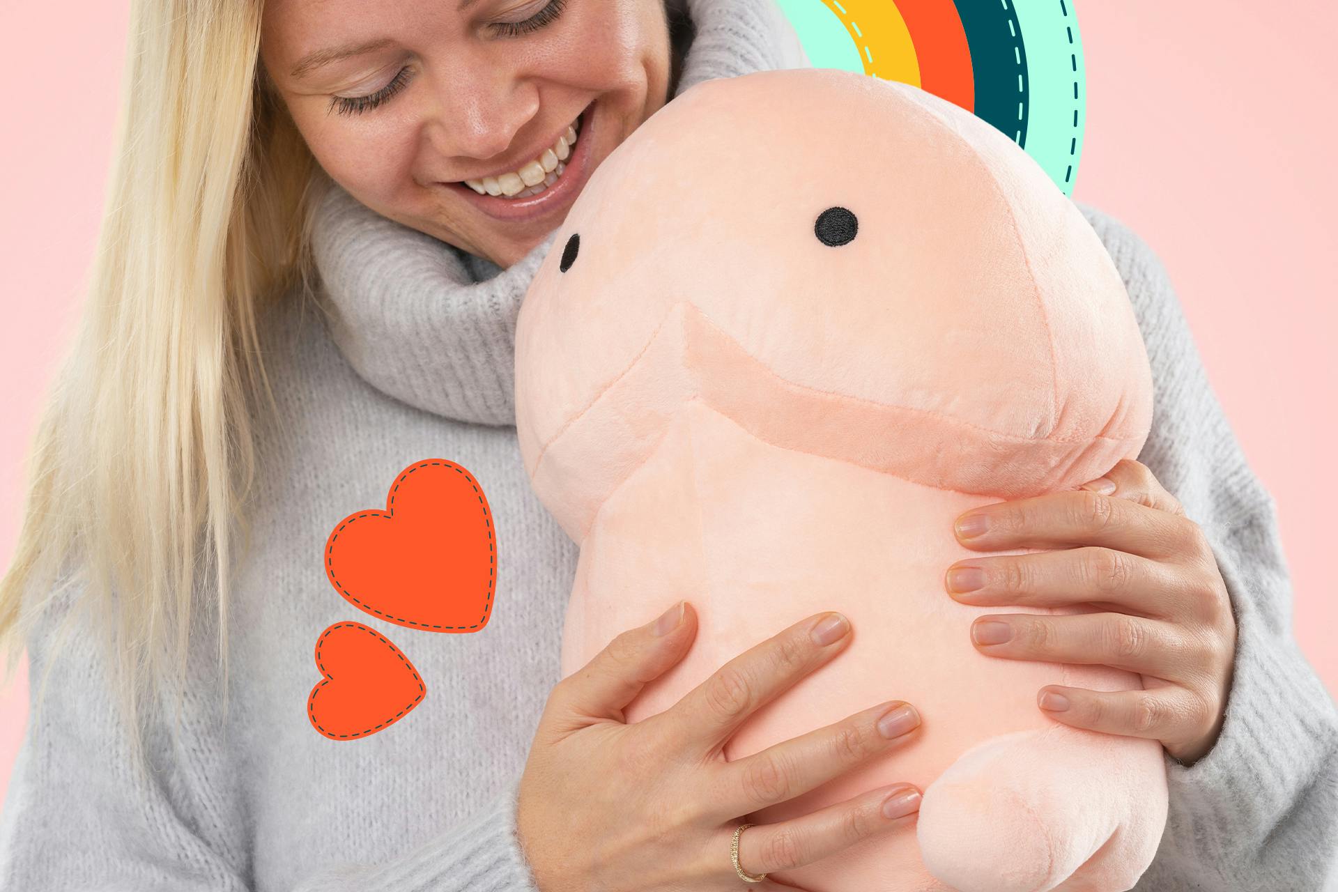 Glad kvinna som kramar en rosa snoppkudde