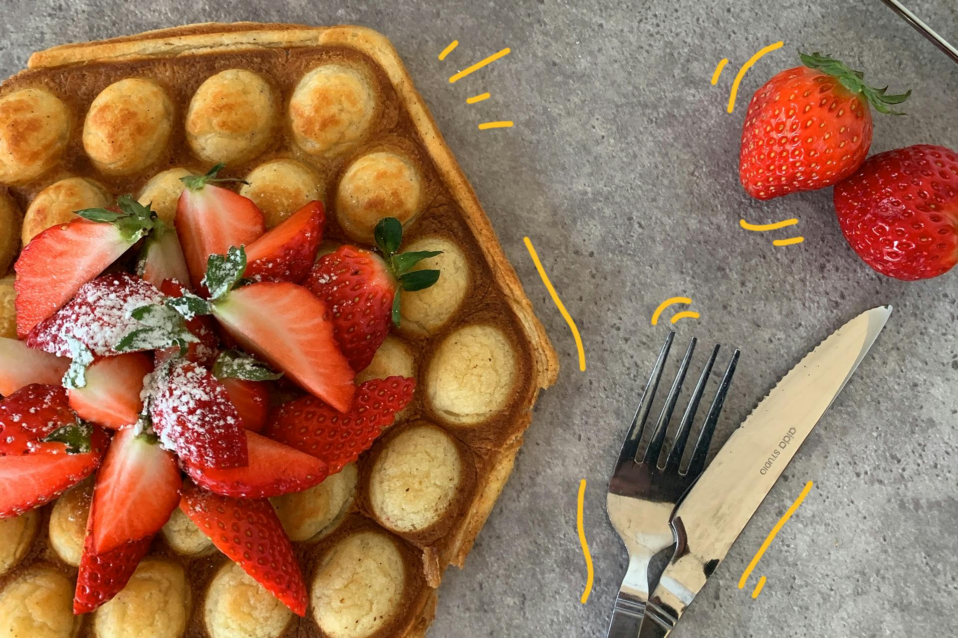 Bubble Waffeln mit Erdbeeren und Puderzucker