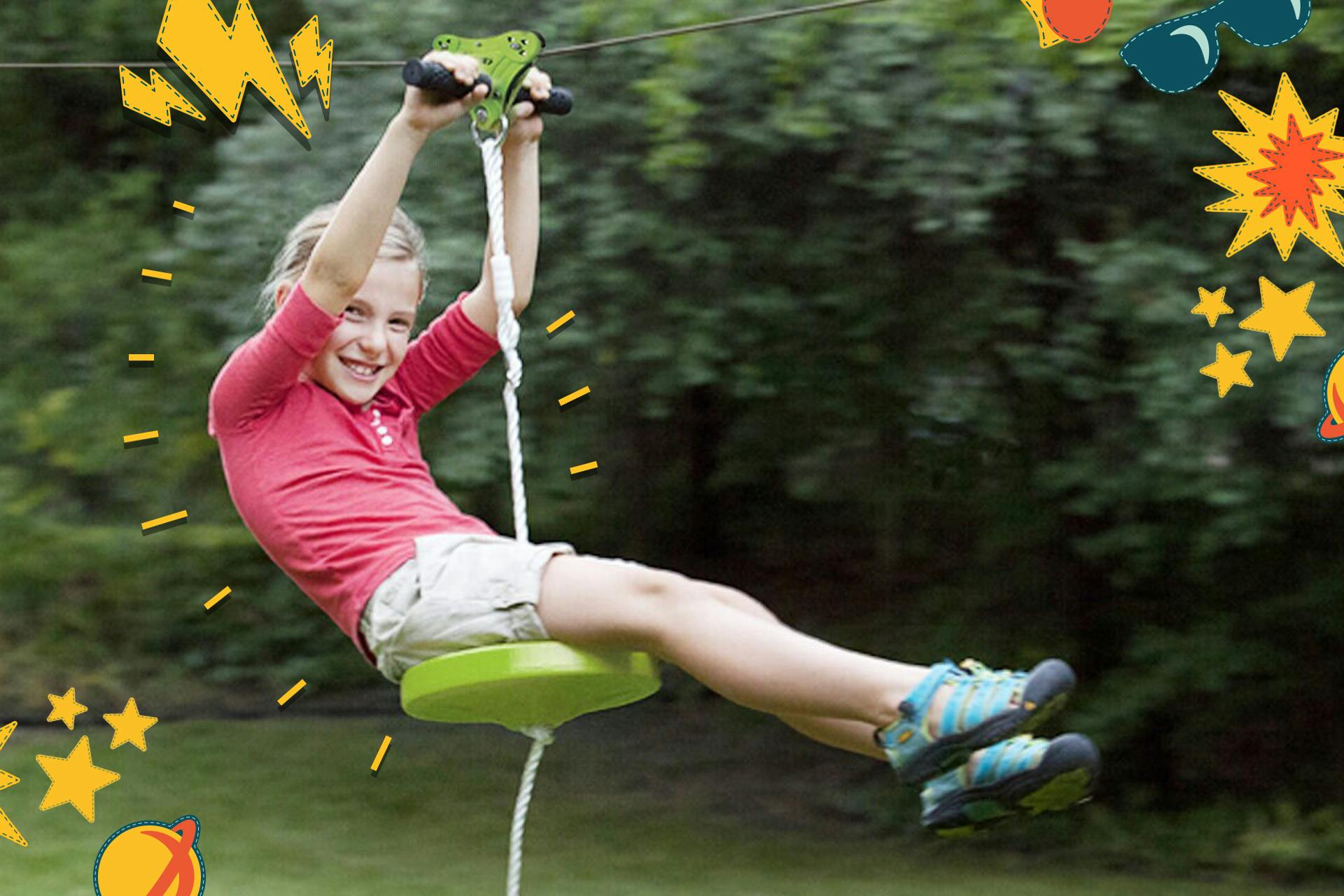 Glad flicka som åker på en Slackers Zipline Linbana