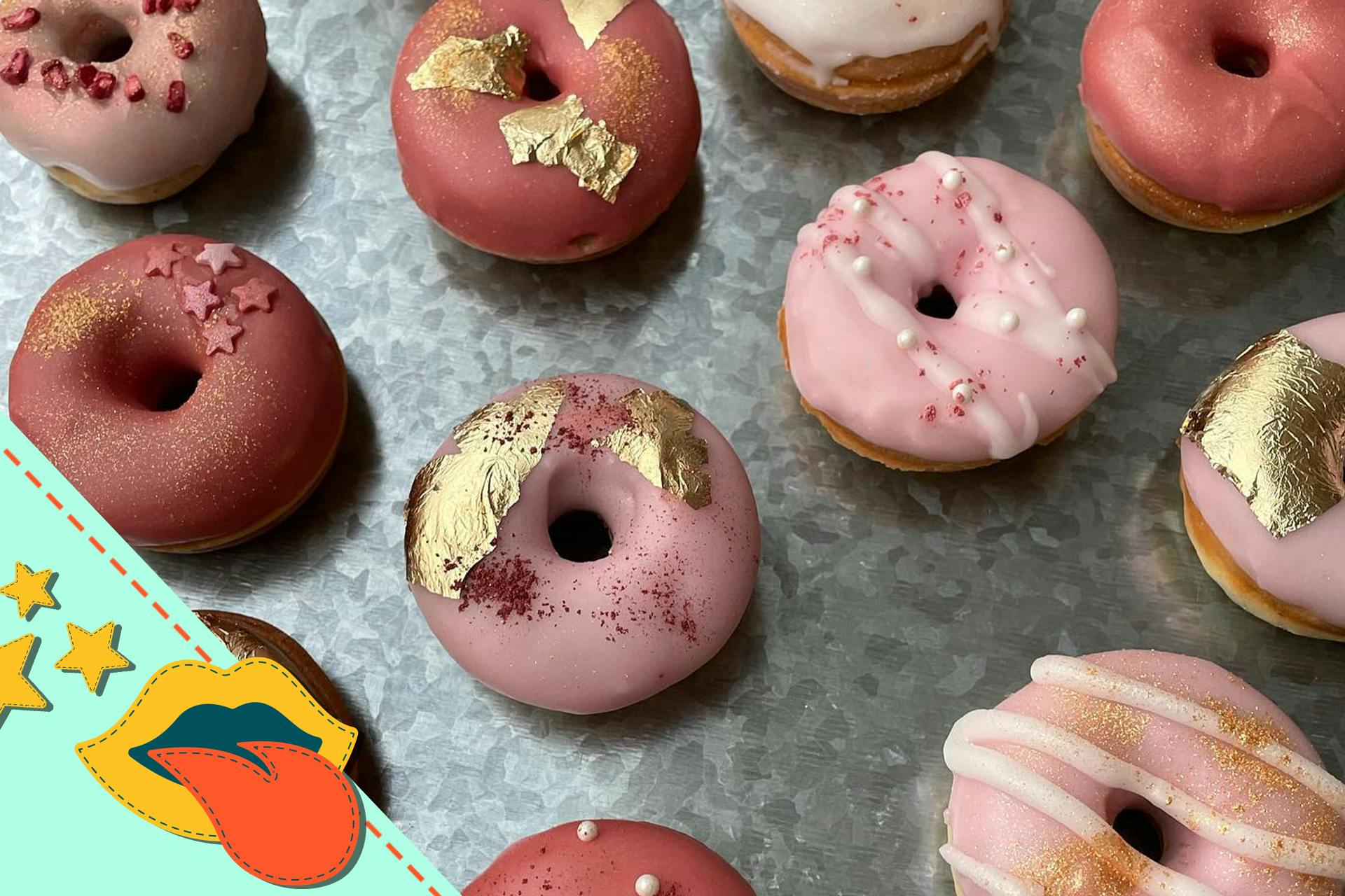 Mini donuts dekorerade med sockerpärlor, bladguld och kristyr
