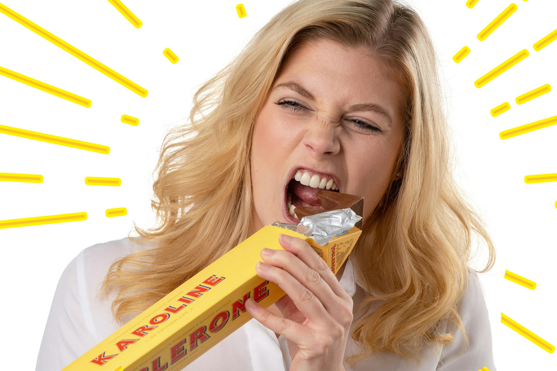 Kvinna som biter i toblerone choklad