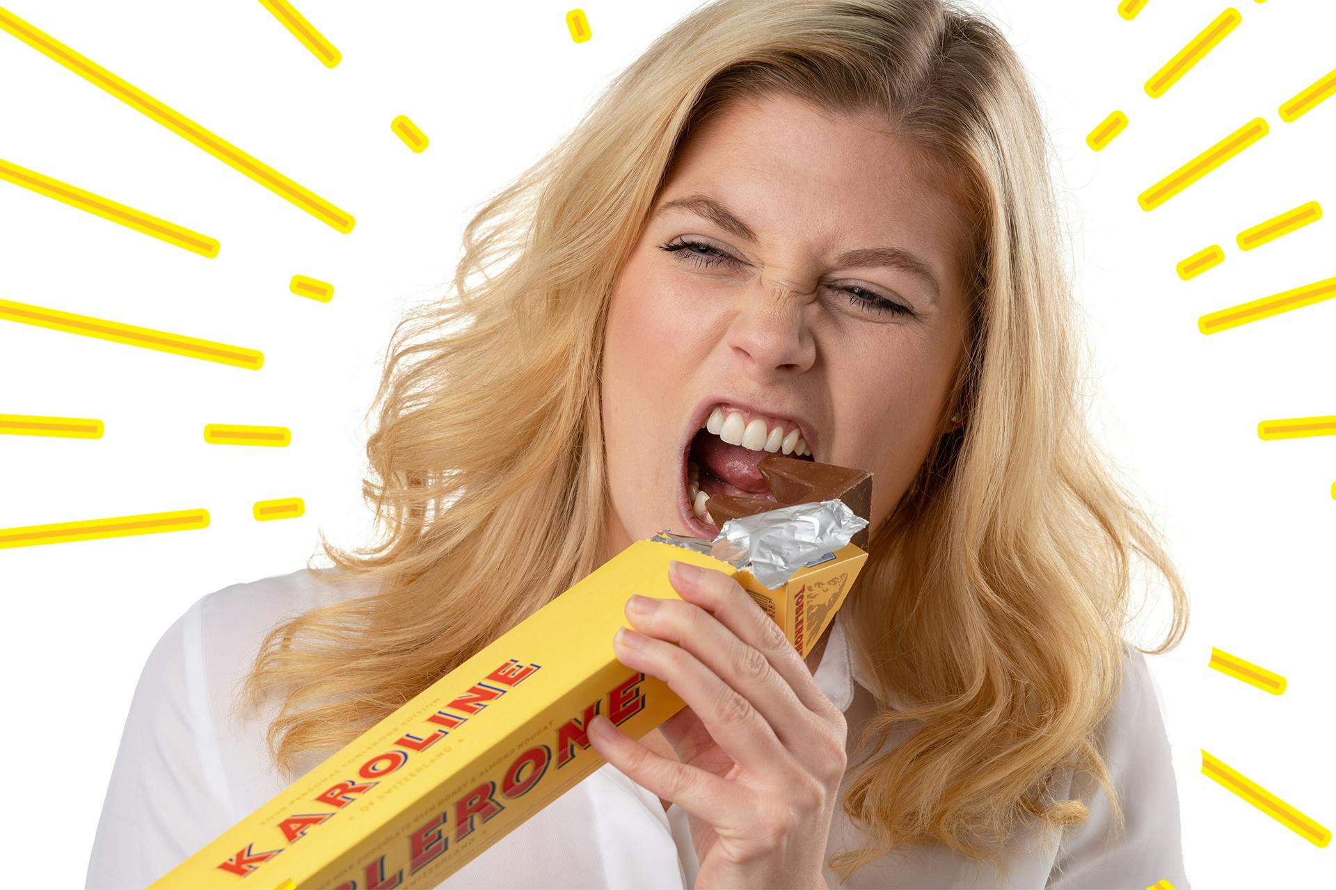 Kvinde bider i toblerone-chokolade