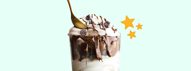 Schokoladenmilchshake mit Sahne, Nutella und Süßigkeiten