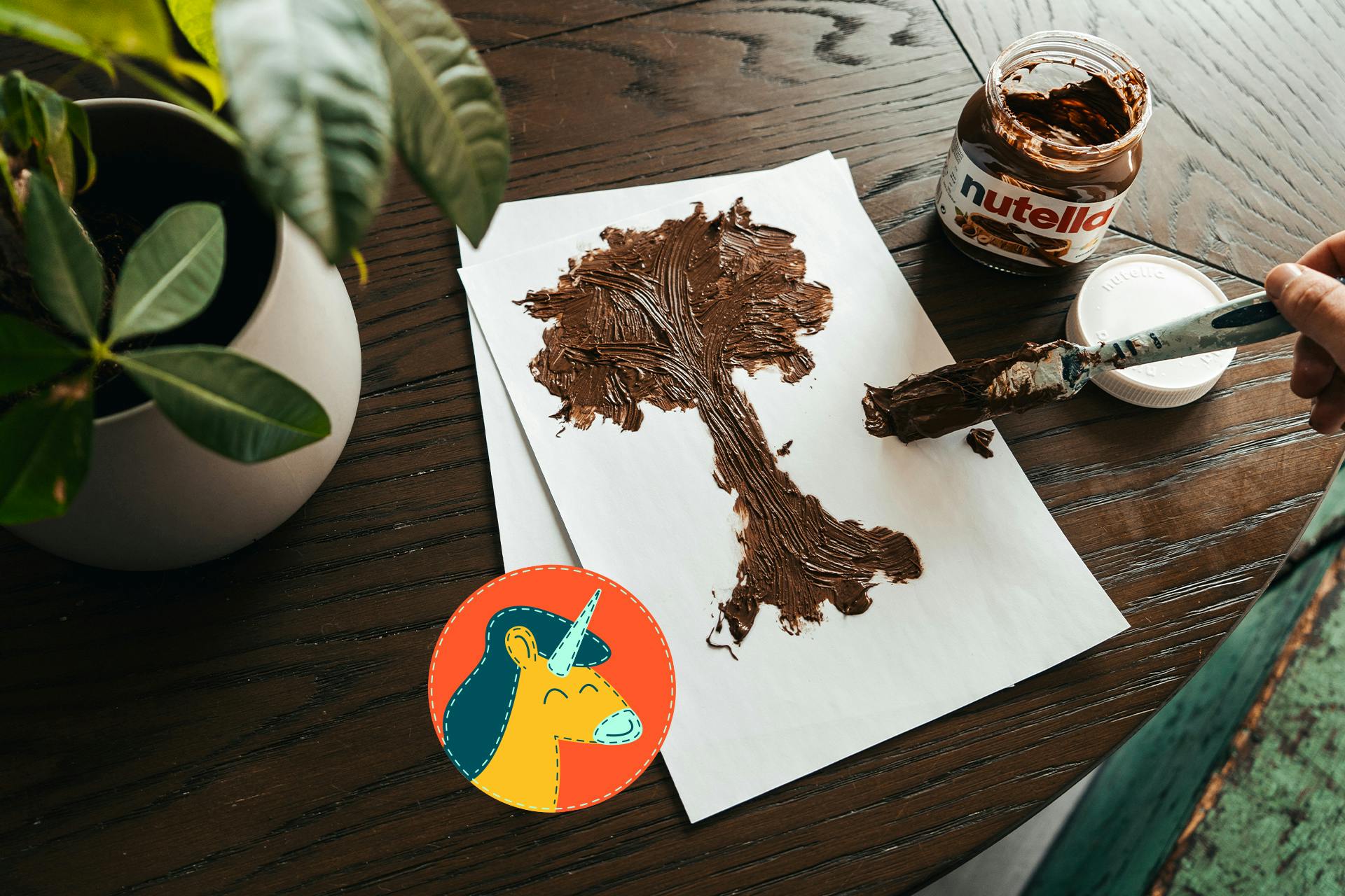 Einen Baum mit Nutella auf weißes Papier malen