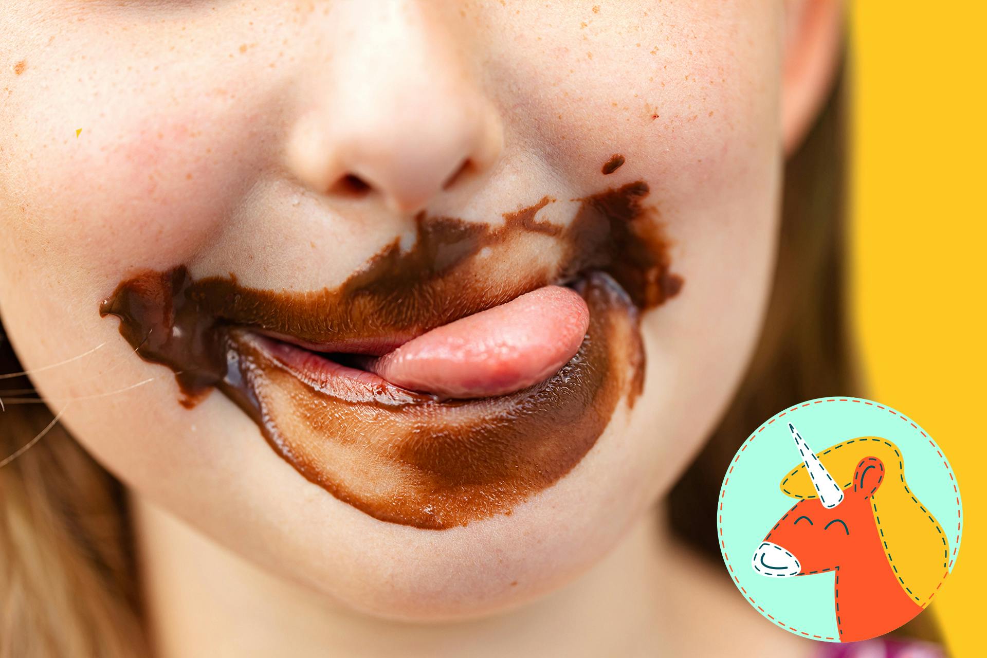 Børn med nutella chokolade rundt om munden
