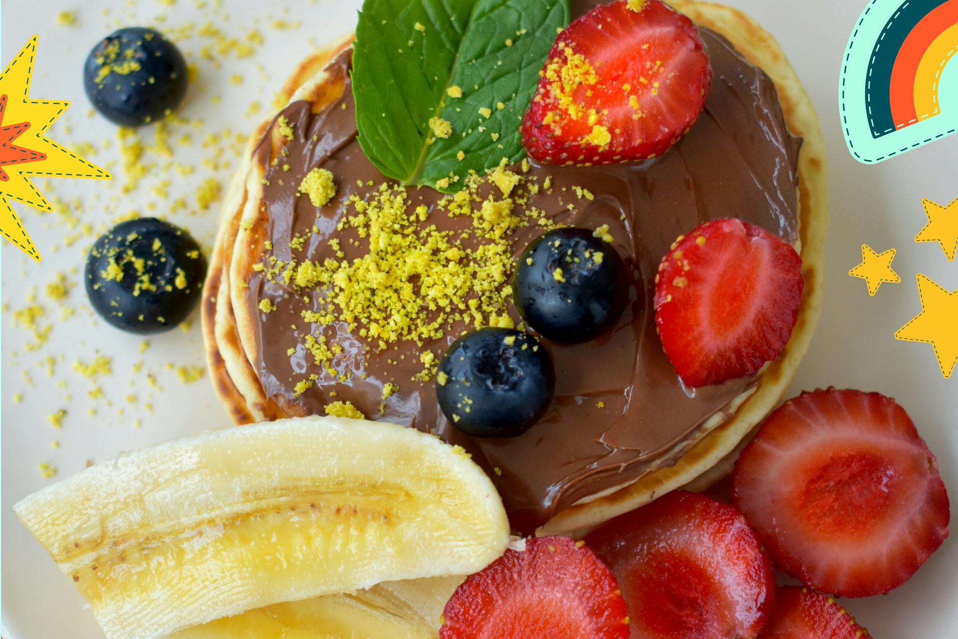 Pfannkuchen mit Nutella, Banane, Erdbeeren und Heidelbeeren