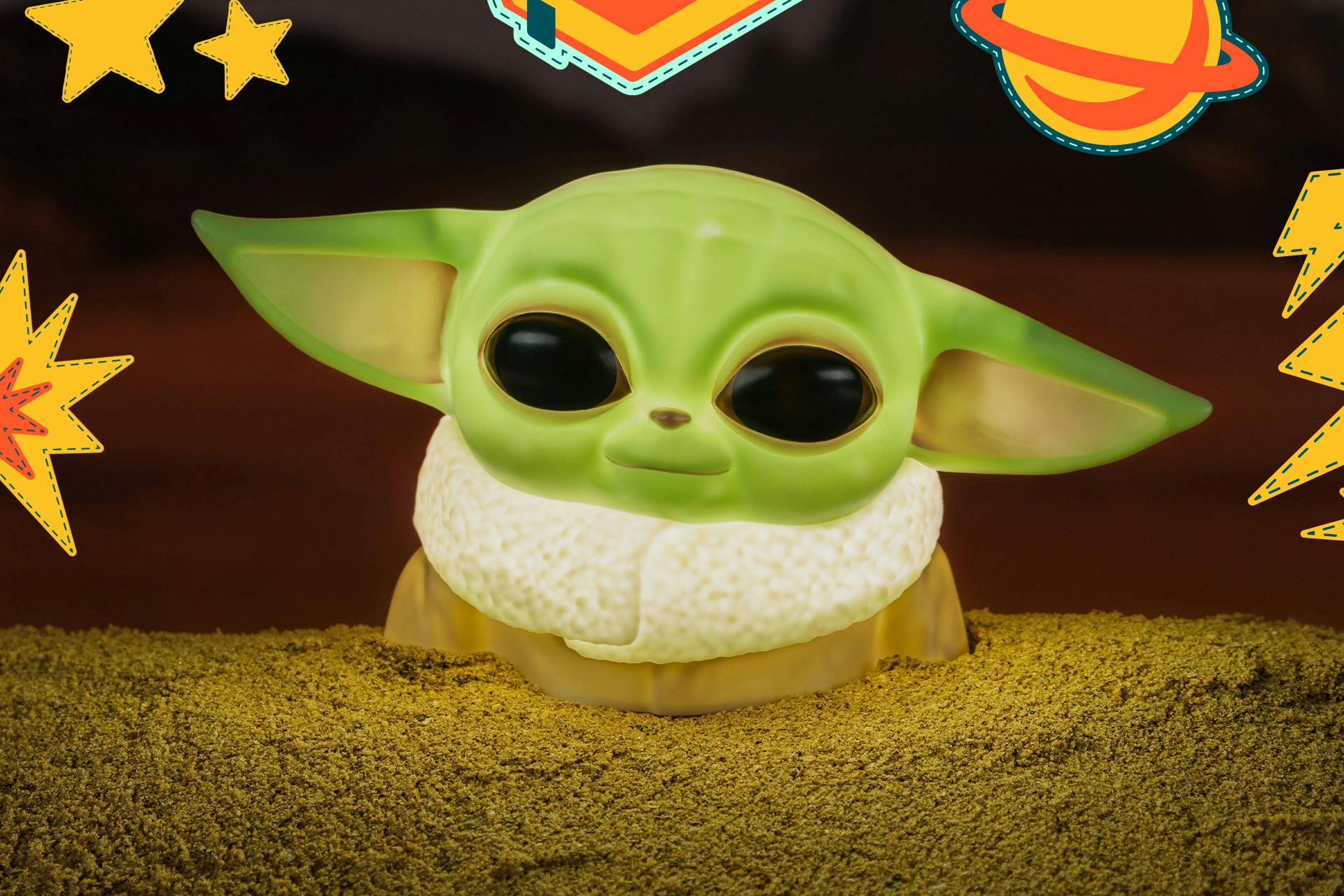 Baby-Yoda-Lampe die in einem dunklen Raum leuchtet