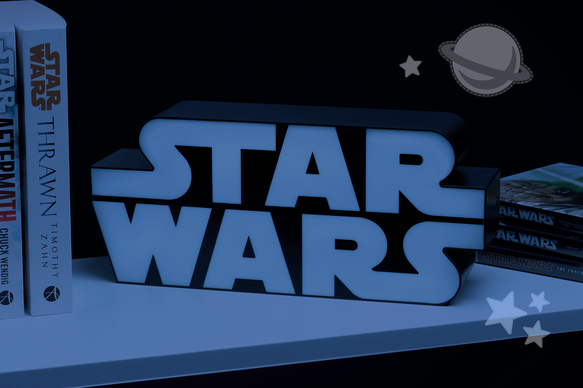 Star Wars Lampe blinkt in einem dunklen Raum