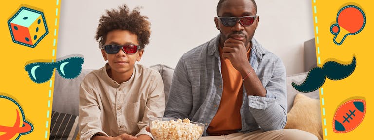 far og sønn sitter på sofaen med popcorn
