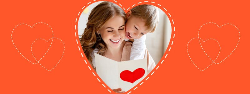 Kinder und Mutter lesen am Muttertag einen Brief