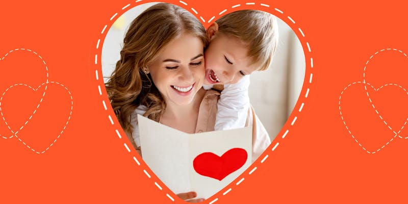 Kinder und Mutter lesen am Muttertag einen Brief