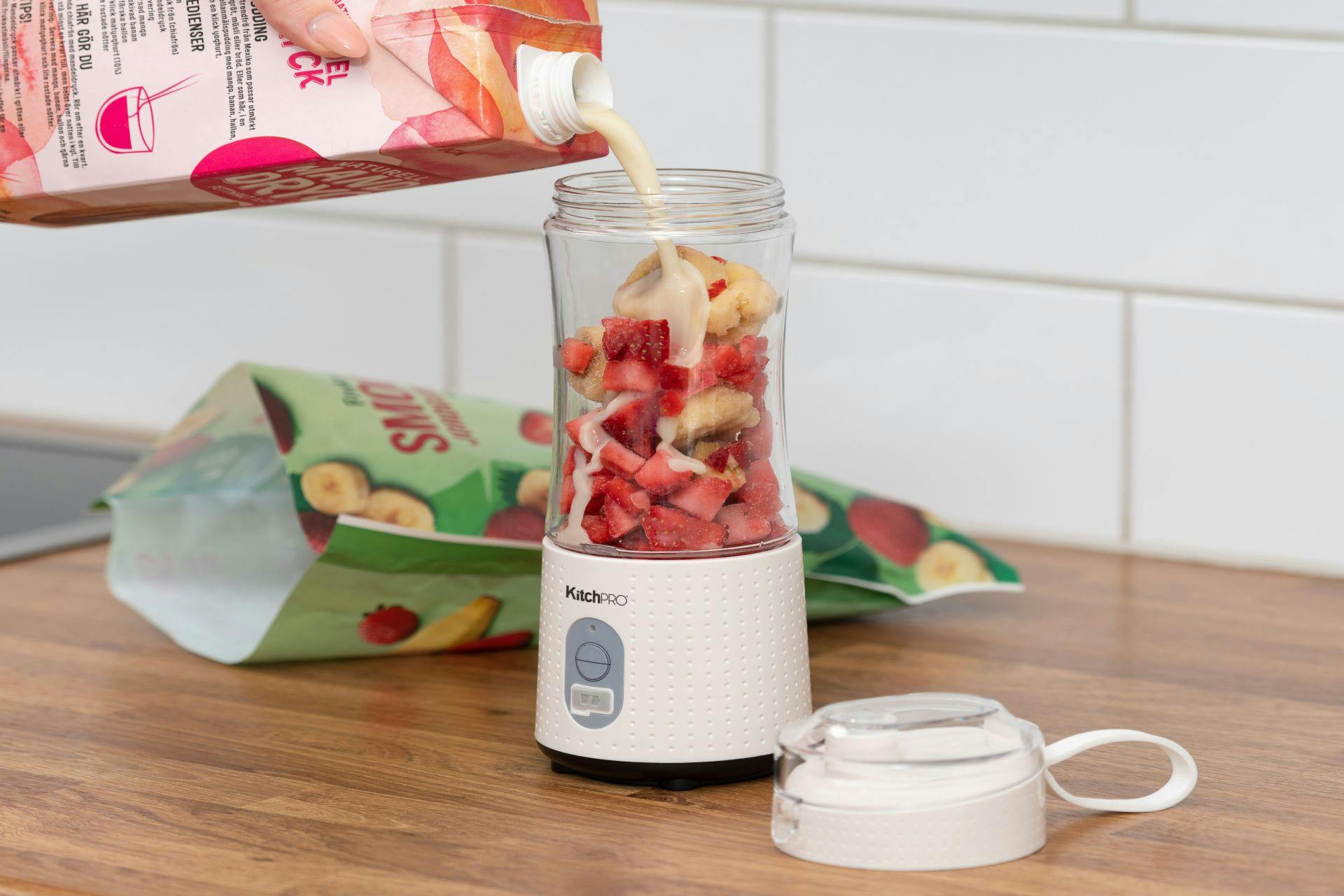 Havredryck hälls i en smoothie blender