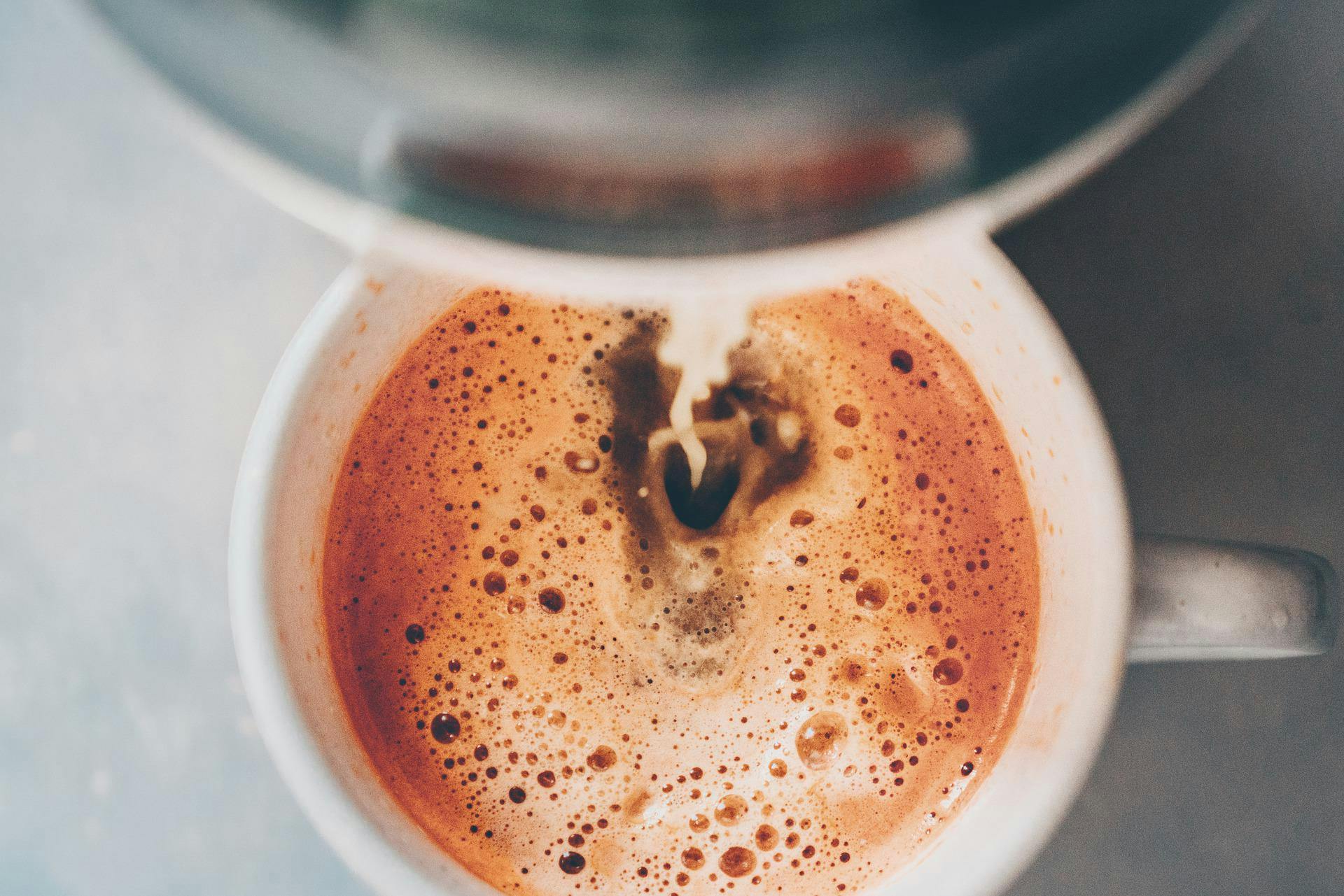 Kaffee wird in eine Tasse gegossen