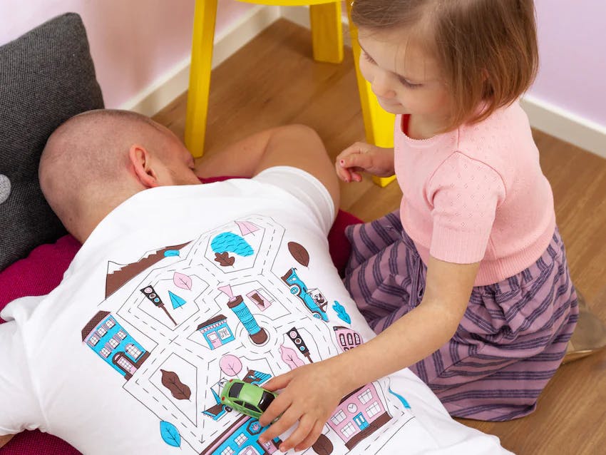 Kinder spielen auf T-Shirt mit Autospurdruck