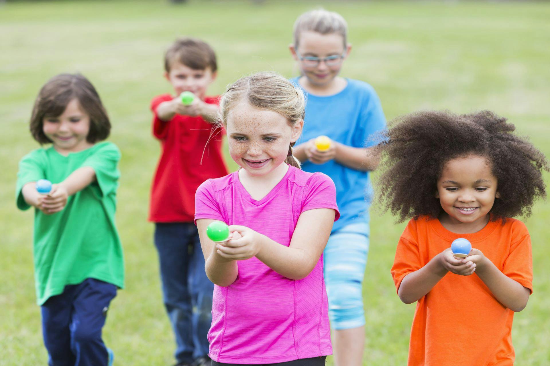 Kinder spielen mit Eiern und Löffel