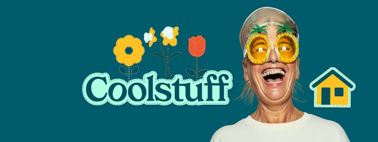 Naurava nainen, Coolstuff-logo kukilla ja talo taustalla