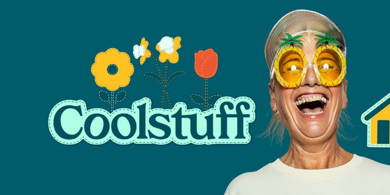 Kvinde griner, Coolstuff logo med blomster og hus i baggrunden
